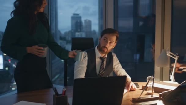 Sekretärin Bringt Kaffee Beschäftigt Müde Geschäftsmann Arbeiten Laptop Der Modernen — Stockvideo