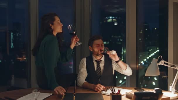 스러운 동료들이 밤늦게 책상에서 포도주를 마시고 동료들은 사무실에서 현대적 대화를 — 비디오