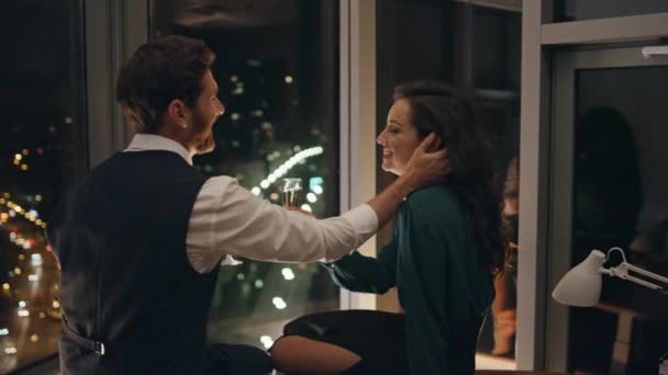 Счастливая Влюбленная Пара Наслаждается Романтическим Свиданием Сидя Окна Поздно Ночью — стоковое видео