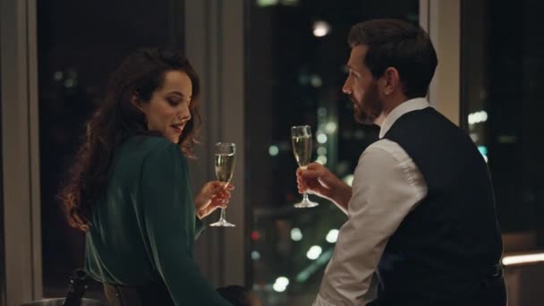 Glada Leende Par Avkopplande Dricka Champagne Tillsammans Vid Panoramafönstret Sent — Stockvideo