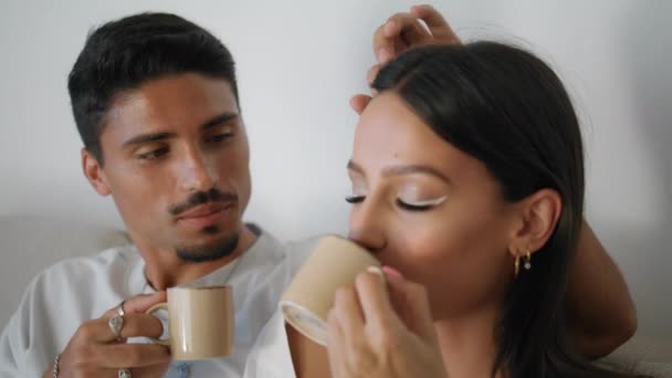 Liefde Echtgenoten Drinken Espresso Thuis Close Jonge Familie Knuffelend Bank — Stockvideo