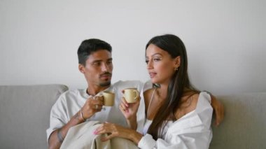 Evde yakından film izleyen romantik bir çift. Sevgi dolu aile dinleniyor ve kanepede kahvenin tadını çıkarıyor. Otelde erkek arkadaşıyla konuşan esmer bir kadın. Neşeli mutlu eşler koltukta oturuyor. 