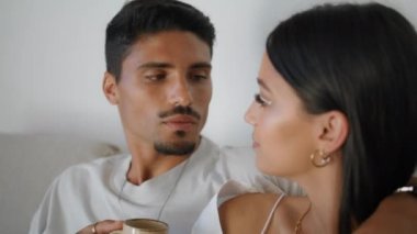 Kanepe kapanışında nazik bir adam karısını okşuyor. Evli çift evde espresso içiyor. Esmer kadın hafta sonu eşiyle konuşuyor. Romantik insanlar rahat bir odada bardaklarını tokuşturuyor. 