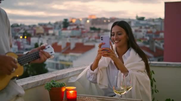 Brünette Dame Fotografiert Smartphone Ehemann Auf Der Terrasse Großaufnahme Gutaussehender — Stockvideo