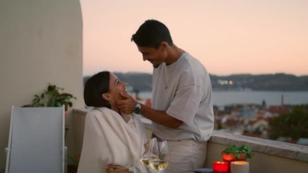 Verheiratete Liebhaber Unterhalten Sich Auf Der Terrasse Hotel Mit Meerblick — Stockvideo