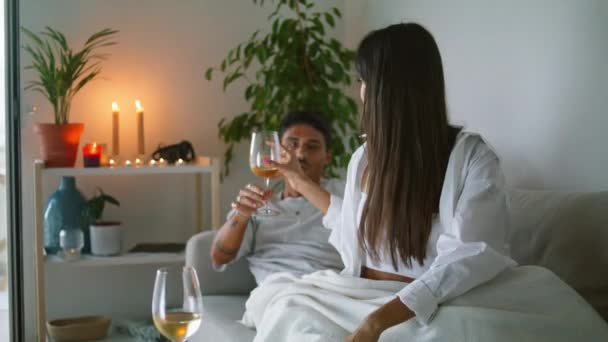 Gifta Människor Dricker Vin Mysiga Plats Närbild Romantiskt Par Firar — Stockvideo