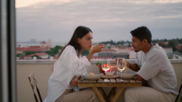 사랑하는 남녀들 발코니에서 도시를 바라보며 음식을 즐긴다 테라스에서 파티를 여행에서 — 비디오