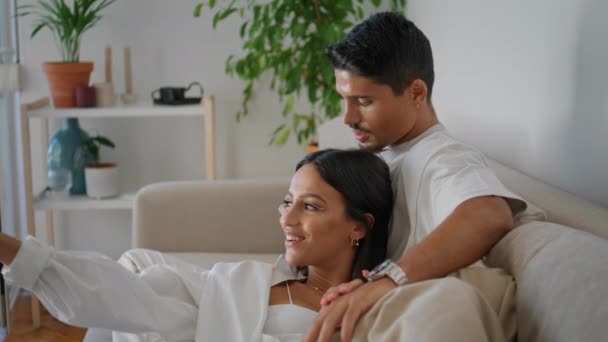 Romantyczna Para Bawiąca Się Filmem Domu Kochająca Rodzina Odpoczywająca Razem — Wideo stockowe