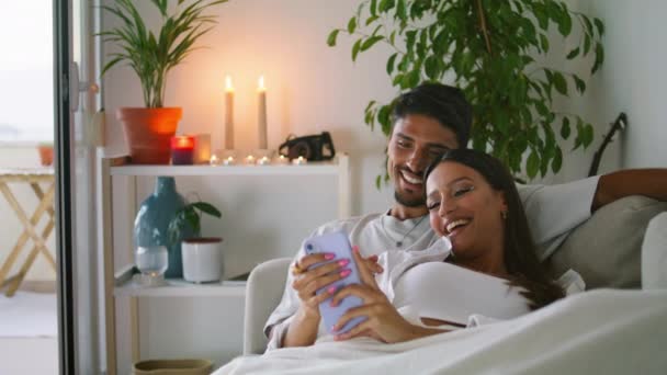 Feliz Recém Casados Desfrutando Móvel Velas Apartamento Closeup Sorrindo Homem — Vídeo de Stock