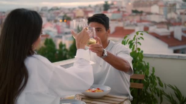 Glimlachende Familie Testen Champagne Balkon Close Vrolijke Man Vrouw Drinken — Stockvideo