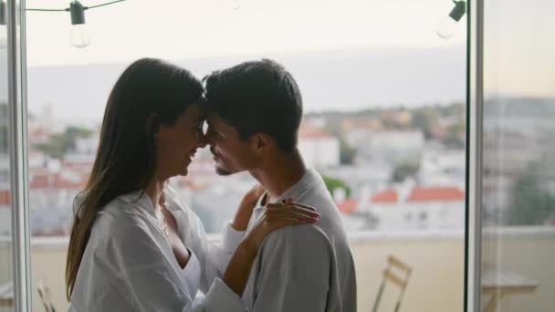 Schattige Pasgetrouwden Die Thuis Close Dansen Liefde Paar Flirten Omarmen — Stockvideo