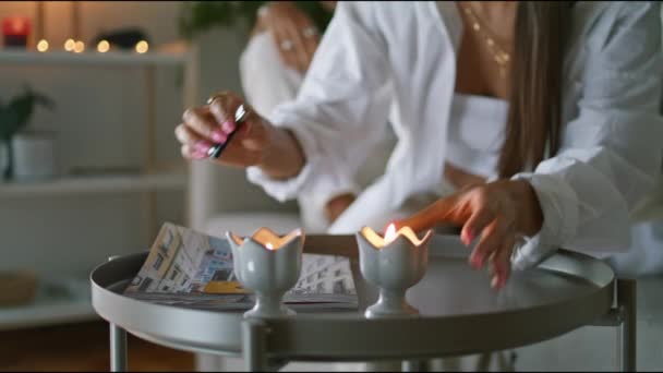 Γυναίκα Ανάβει Κεριά Ζεστό Σπίτι Closeup Χαριτωμένοι Νιόπαντροι Ξαπλωμένοι Κάτω — Αρχείο Βίντεο