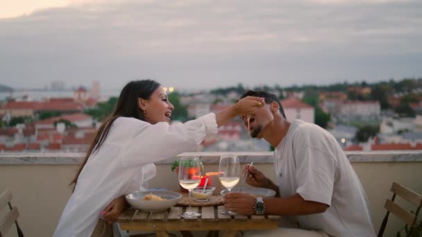 Miłośnicy Pozytywnego Jedzenia Balkon Widokiem Morze Zbliżenie Para Świętująca Randkę — Wideo stockowe