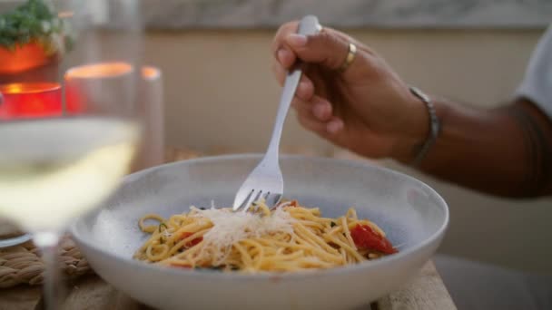 Nieznany Mężczyzna Jedzący Spaghetti Zewnątrz Elegancki Stół Świecami Dłonie Kobiety — Wideo stockowe