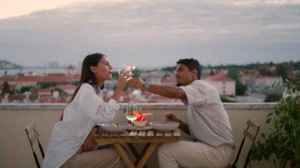 Szczęśliwi Małżonkowie Piją Szampana Tarasie Delikatny Mężczyzna Traktuje Żonę Balkonie — Wideo stockowe