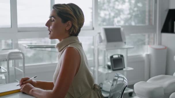Wanita Yang Menarik Berbicara Dengan Ahli Kosmetologi Profesional Duduk Meja — Stok Video