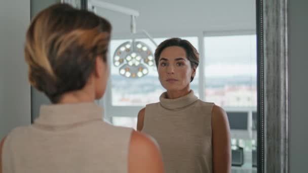 Portrait Femme Regardant Miroir Après Les Procédures Beauté Dans Clinique — Video