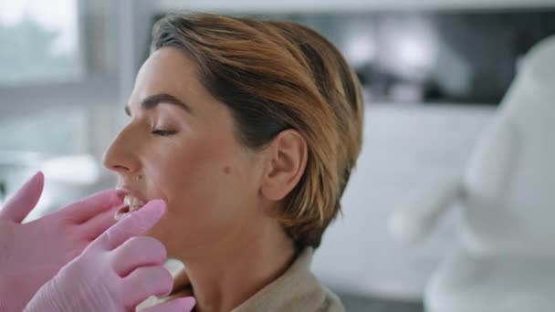 Neznámý Kosmetolog Zkoumá Pleť Obličeje Atraktivní Žena Klienta Moderní Klinice — Stock video