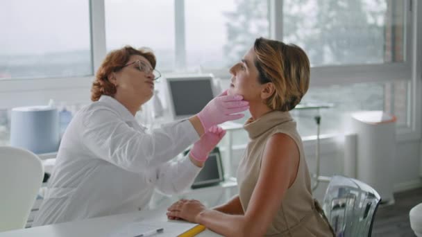 Profesionální Dermatolog Dotýkající Ženy Tvář Vyšetřující Kožní Onemocnění Sedí Moderní — Stock video