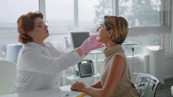 Lékař Kosmetolog Hledá Tvář Žena Klient Kontroluje Stav Kůže Vyšetření — Stock video