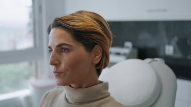 Modern Güzellik Kliniğinde Uzanan Zarif Orta Yaşlı Kadın Kozmetik Ameliyatına — Stok video