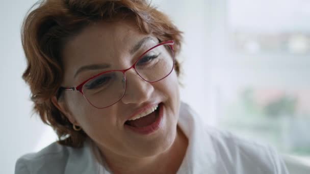 Zblízka Středním Věku Usmívající Žena Doktor Mluvit Konzultaci Moderní Kliniky — Stock video