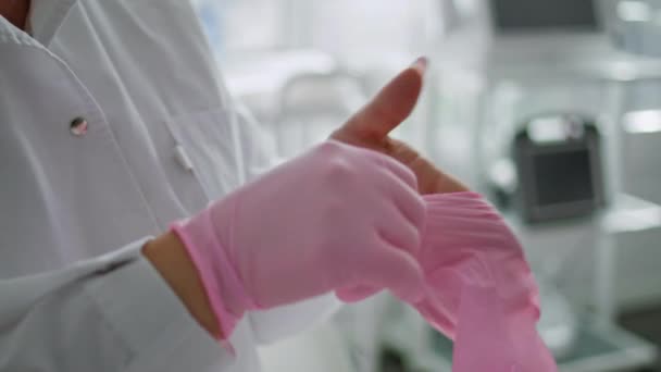 Kozmetik Uzmanını Kapatın Ellerine Steril Pembe Eldivenler Takıp Tıbbi Prosedürlere — Stok video