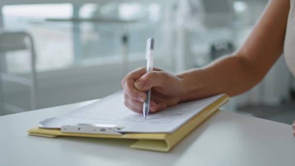 Γυναίκες Γράφουν Χαρτιά Στο Γραφείο Από Κοντά Άγνωστο Κορίτσι Στυλό — Αρχείο Βίντεο