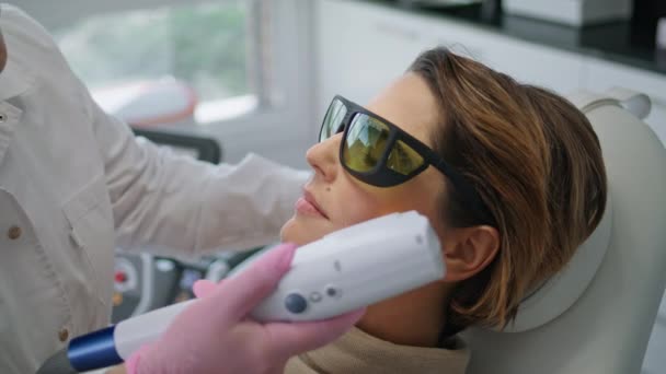 Profesjonalna Laserowa Terapia Twarzy Nowoczesnej Klinice Kosmetologicznej Atrakcyjna Kobieta Leżąca — Wideo stockowe