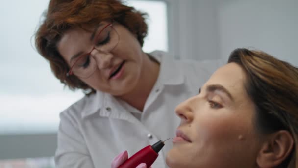 迷人的女人用紫外线装置特写进行硬件治疗 现代技术增加了皮肤弹性 开始更新过程 美容师对脱落液提吊进行塑化处理 — 图库视频影像
