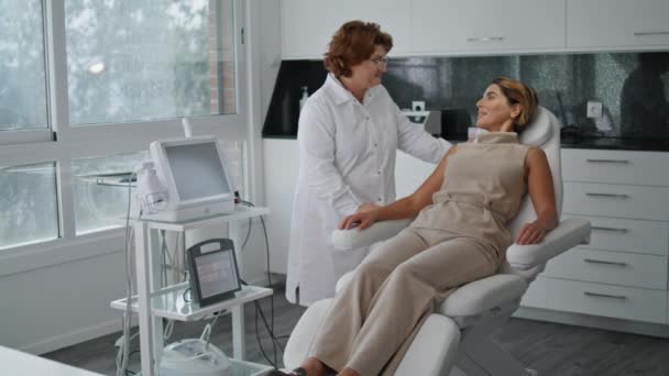 Kobieta Siedząca Wizycie Kosmetologicznej Wygodnej Klinice Kosmetycznej Krzesła Pacjent Rozmawia — Wideo stockowe