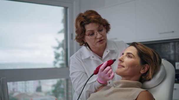 Hardware Professionele Gezichtsbehandeling Maken Door Gecertificeerde Dermatoloog Beauty Clinic Closeup — Stockvideo