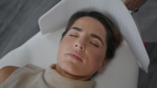 Leżąca Kobieta Prowadziła Terapię Zamkniętymi Oczami Nowoczesnej Klinice Kosmetologicznej Atrakcyjny — Wideo stockowe