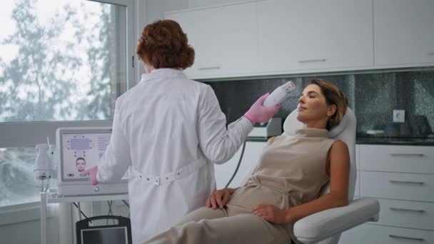 Doctor Adjusting Cosmetology Equipment Ultrasound Facial Treatment Aesthetic Specialist Preparing — Vídeos de Stock