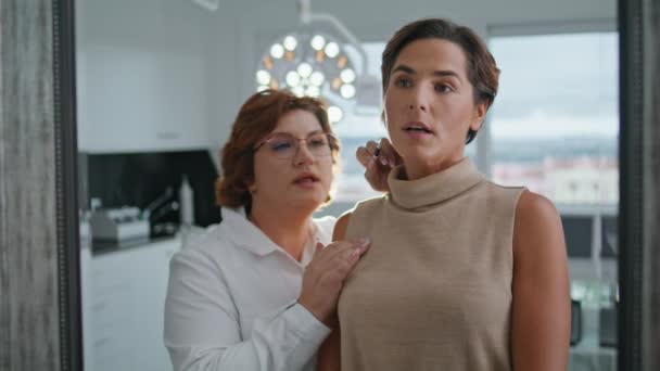 Profesionální Kosmetička Ukazuje Výsledek Léčby Obličeje Atraktivní Žena Klient Hledá — Stock video