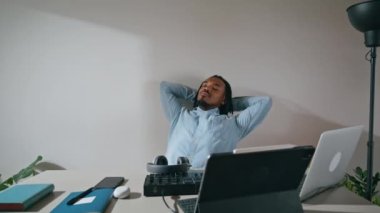 Rahat adam koltuğunu eve yaklaştırıyor. Esneme müzik yapımcısı ışık odası masasında konsantre olmaya çalışıyor. Afrika kökenli Amerikalı serbest yazar uzak stüdyoda elektronik parça kaydediyor. Meslek kavramı