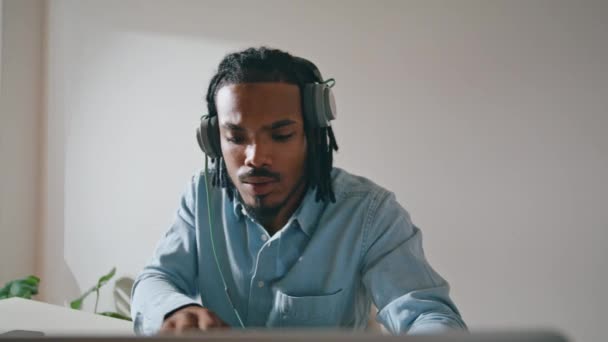 Focused Playing Music Flat Remotely Closeup Black Hair Headphones Man — Wideo stockowe