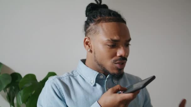 Samtida Man Talar Telefon Hemmakontoret Närbild Positiv Afrikansk Frilansare Inspelning — Stockvideo
