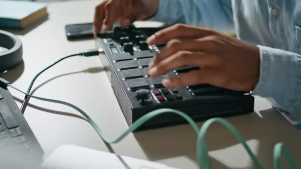 Руки Людини Використовують Консольну Клавіатуру Крупним Планом Невпізнаваний Афроамериканський Звукорежисер — стокове відео