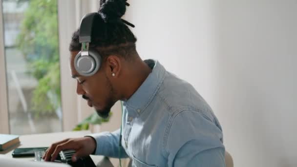 Gericht Muziek Spelen Afstand Close Afro Amerikaanse Koptelefoon Man Werkt — Stockvideo