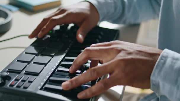 Closeup Equalizer Keyboard Man Hands Touching Home Closeup African American — Vídeos de Stock