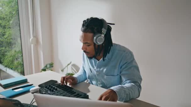 Dreadlocks Man Using Console Table Portrait Sound Producer Creating Music — Stock Video