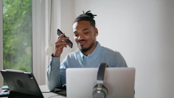 Friendly Freelancer Chatting Smartphone Indoors Closeup Modern Professional Recording Voice — Vídeo de stock