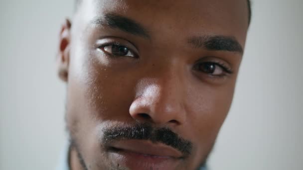 Vážný Muž Hledící Kamerou Domů Sám Afroameričan Pózující Pozorným Portrétem — Stock video