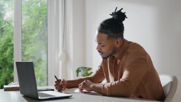 Zaneprázdněný Psaním Papírových Dat Kanceláři Hipster Afro Muž Dělá Poznámky — Stock video