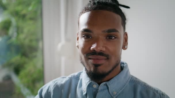 Uśmiechnięty Mężczyzna Pozujący Kamerę Domu Sam Zbliżenie Afrykański Amerykański Student — Wideo stockowe