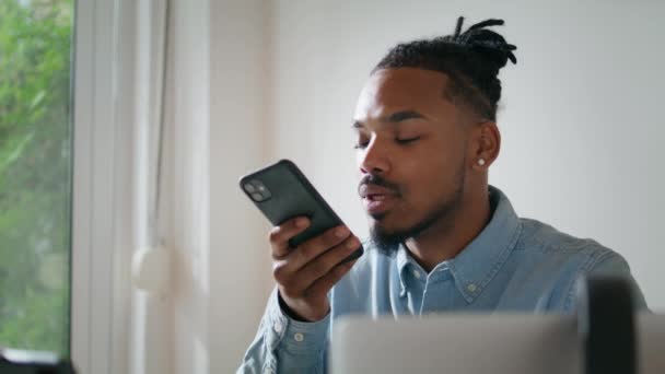 黑头发商人在家里的特写镜头里讲电话扬声器 聪明的男人只用智能手机记录语音信息 结束谈话的非裔美国人在灯火管制处拿起手机 — 图库视频影像