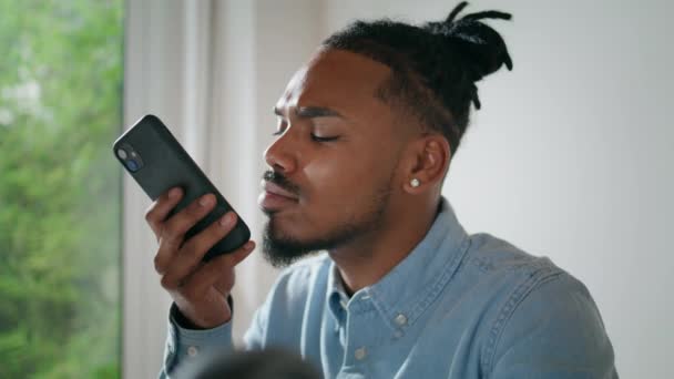 认真的男人聊天室室内特写镜头 现代商人录制语音讯息 非洲裔美国自由职业者在家里进行电话交谈 聪明的家伙说话扩音器结束智能手机通话 — 图库视频影像