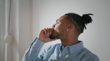 Stresli hipster ofiste başını sıkıca tutuyor. Yorgun iş adamı dairedeki proje için endişeleniyor. Gergin Afro-Amerikan adam pencereye bakıyor. Hayal kırıklığına uğramış adam haberlerden dolayı üzgün.