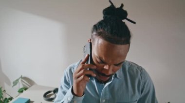 Kendine güvenen bir işadamı cep telefonuyla sohbet ediyor. Serbest çalışan birinin cep telefonuyla yaptığı konuşmaları da kapsıyor. Tecrübeli bir adam akıllı telefonu evden arıyor. Afrikalı Amerikalı adam yalnız konuşuyor. 